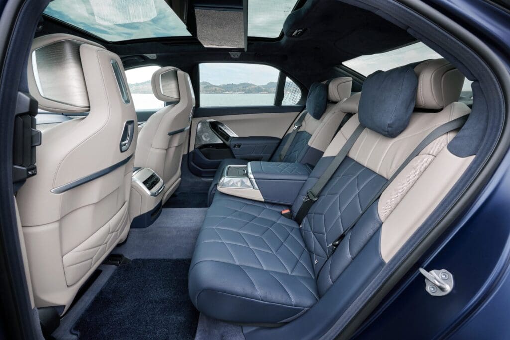 BMW_i7_M70_xDrive_Frozen_Tanzanite_Blue-092-scaled